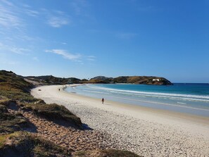 Nära stranden, vit sandstrand och 10 strandbarer