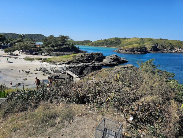 Beach nearby, white sand, 10 beach bars