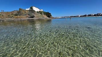 Nära stranden, vit sandstrand och 10 strandbarer