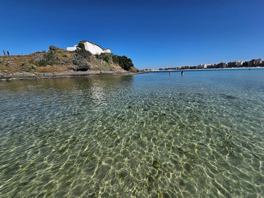 Beach nearby, white sand, 10 beach bars