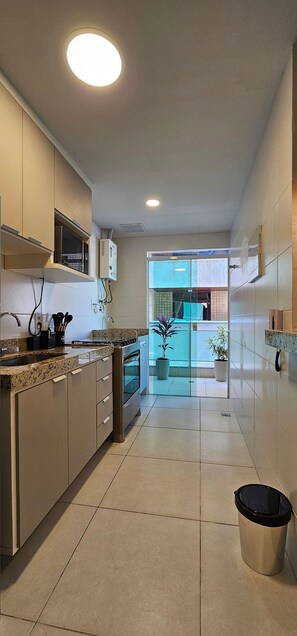 Blender, griddle, cookware/dishes/utensils, dining tables