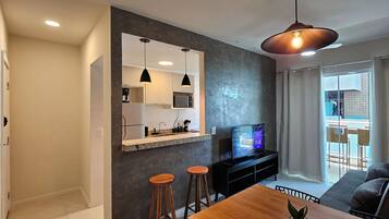 Lägenhet | Vardagsrum | 43-tums smart-tv med digitalkanaler, Netflix och streamingtjänster