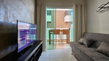 Een 43-inch smart-tv met digitale zenders, Netflix en streamingdiensten