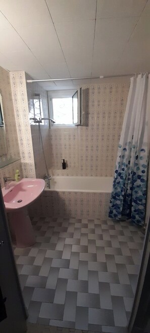 A bathroom with a pink sink, a bathtub, and a shower. The floor has a checkered pattern. - Pleasant 80m2 apartment in house for 6 people (Lourdes)
