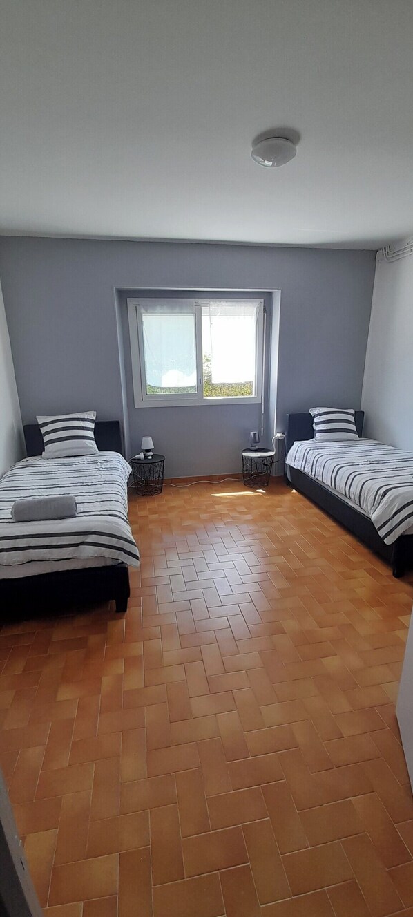 2 chambres, lit parapluie, Wi-Fi gratuit, draps fournis