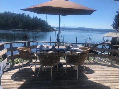 Unique and peaceful beach access getaway on Quadra Island. Outstanding view