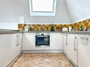 Kühlschrank, Ofen, Geschirrspüler, Wasserkocher mit Kaffee-/Teezubehör