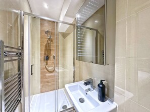 Doccia, asciugacapelli, asciugamani, sapone