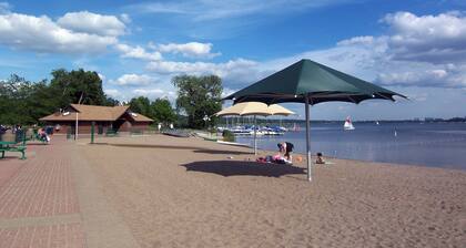 Charming 3-bedroom house with AC and WiFi. LAKE ACCESS King Beds! Newly Remodel