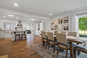 Dining - Charming 3-bedroom house with AC and WiFi. LAKE ACCESS King Beds! Newly Remodel (Minneapolis)