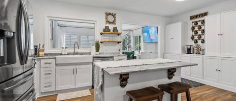 ثلاجة، ميكروويف، فرن، موقد طهي مسطح