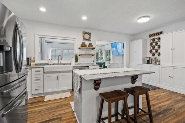 Fridge, microwave, oven, stovetop - Charming 3-bedroom house with AC and WiFi. LAKE ACCESS King Beds! Newly Remodel (Minneapolis)