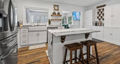 Charming 3-bedroom house with AC and WiFi. LAKE ACCESS King Beds! Newly Remodel