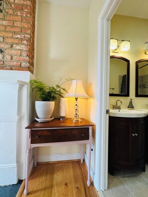 Haartrockner, Handtücher, Seife, Shampoo