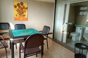 A room with a pool table, a painting of sunflowers, a glass shower enclosure, and a view of the bathroom. - Juli Boutique Hotel (Kunming Jinma Zhengchang Fruit Market Juhua Subway Station) (Kunming)