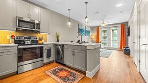 Fridge, microwave, oven, stovetop - Cozy 1-bedroom with Resort style pool in fantastic Fort Worth (Fort Worth)