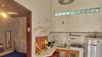 Estudio Orquidea | Cozinha privada | Refrigerador em uma área comum, micro-ondas em uma área comum