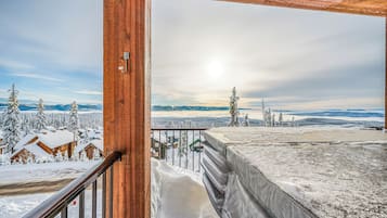 Deluxe Condo, Balcony, Mountain View | Private spa tub