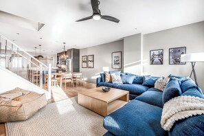 Condo luxo, sacada, vista para a montanha | Área de estar | TV de tela plana