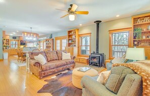 Smart-TV, Kamin, Videospiele, Bücher