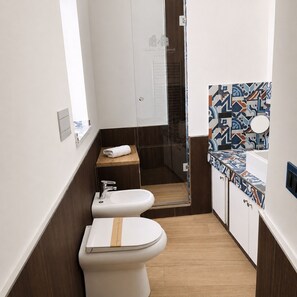 Een douche, een haardroger, een bidet, handdoeken