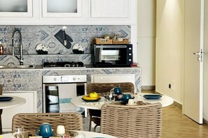 Een koelkast, een microgolfoven, een oven, een kookplaat