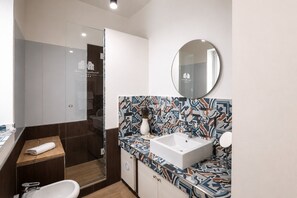 Een douche, een haardroger, een bidet, handdoeken
