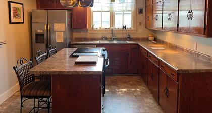 20 Minutes from Oxford - Charming 4-bedroom Farmhouse in peaceful Water Valley