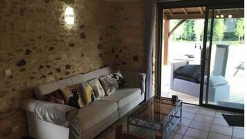 Fernseher, DVD-Player, Tischtennisplatte