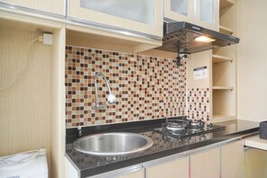Private kitchen - Best Deal And Comfy 1Br Green Pramuka City Apartment (Jakarta)