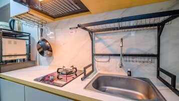 Refrigerador, horno, placa de cocina, arrocera