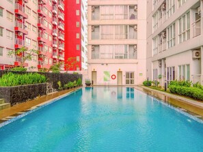 Una piscina al aire libre