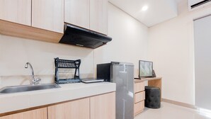 Studio | Private kitchen | Fridge, stovetop, rice cooker - Homey And Modern Studio Apartment B Residence (Pagedangan)