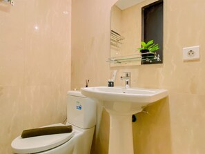 Apartment | Bathroom - Good And Simply 1Br At Sudirman Suites Apartment (Jakarta)