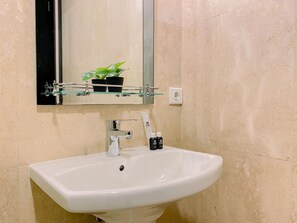 Appartement | Salle de bain | Douche, serviettes fournies