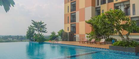 Una piscina al aire libre