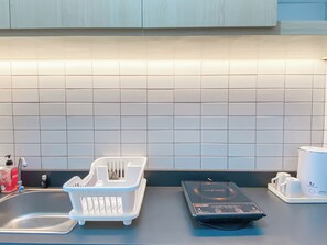 Studio | Private kitchen | Mini-fridge, stovetop, electric kettle, rice cooker - Cozy And Good Studio Sayana Bekasi Apartment (Tarumajaya)