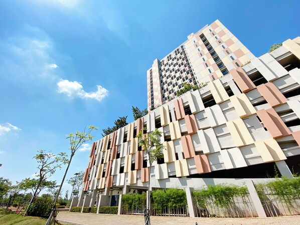 Exterior - Cozy And Good Studio Sayana Bekasi Apartment (Tarumajaya)