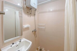Apartment | Bathroom | Shower, towels
