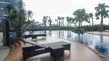 Una piscina al aire libre