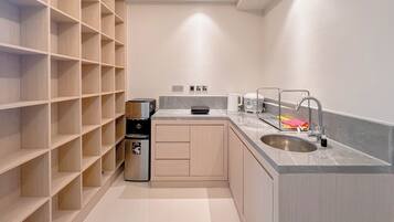 Estudio | Cocina privada | Frigorífico, placa de cocina, hervidor eléctrico y arrocera