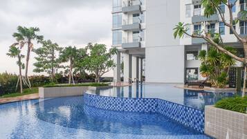 Una piscina al aire libre
