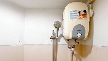 Studio | Kamar mandi | Shower dan handuk