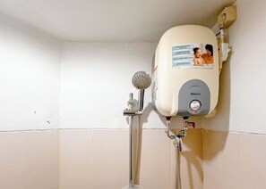 Studio | Bathroom | Shower, towels