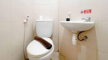 Studio | Badkamer | Een douche, handdoeken