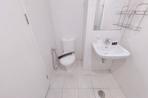 Studio | Bathroom | Shower, towels