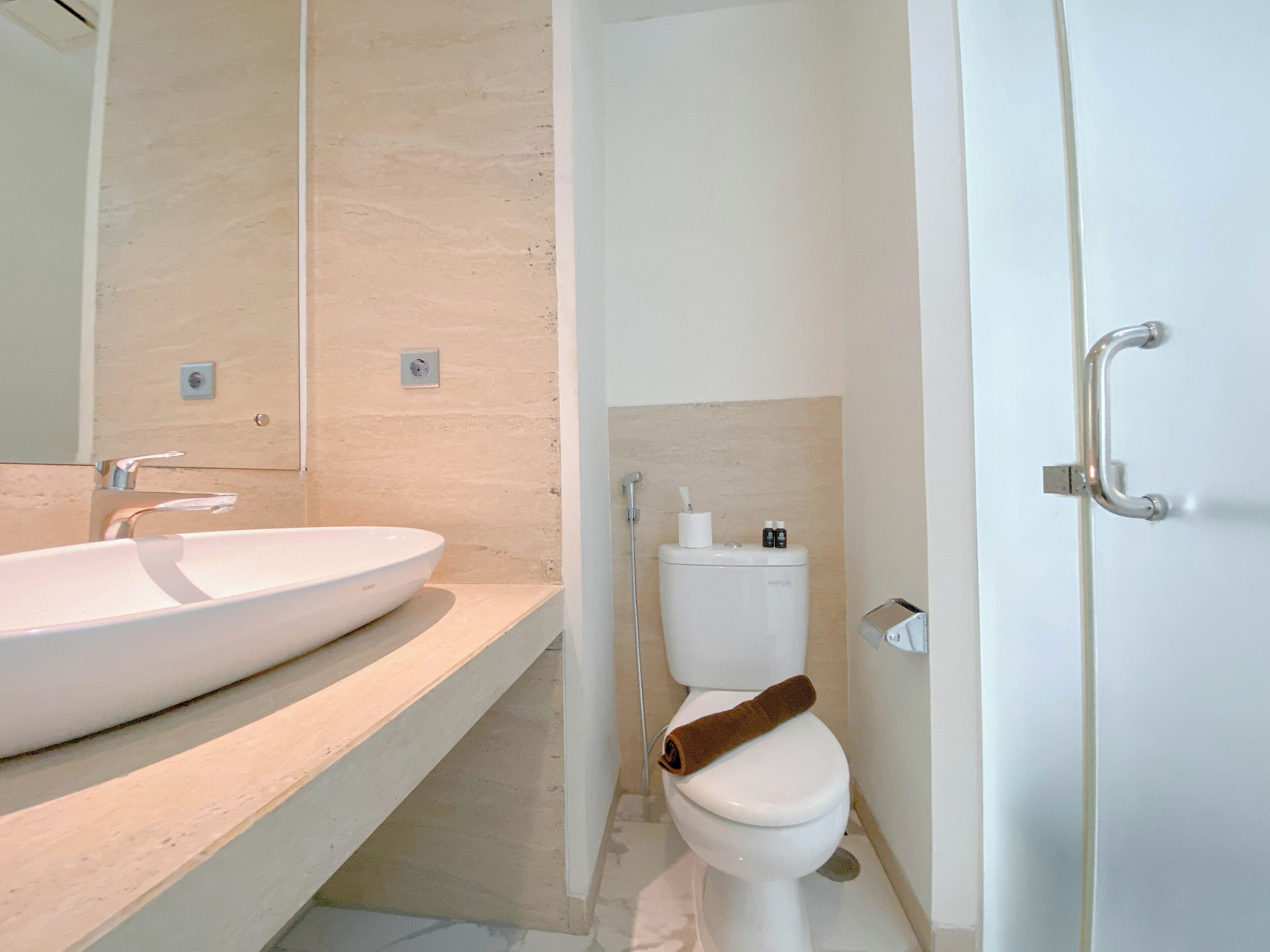 Studio | Bathroom | Shower, towels