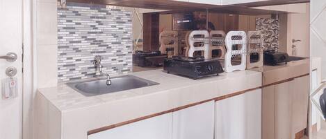 Apartamento | Cocina privada | Frigorífico, placa de cocina, arrocera y mesa de comedor