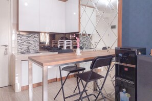 อพาร์ทเมนท์ | ครัวส่วนตัว | ตู้เย็น, เตาประกอบอาหาร, หม้อหุงข้าว, โต๊ะรับประทานอาหาร