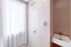 Studio | Bathroom | Shower, towels